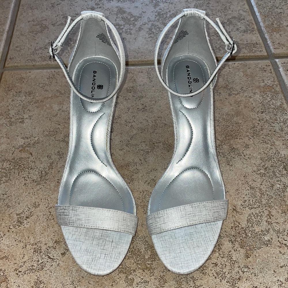 NWT Bandolino White/Silver Heeled Sandals